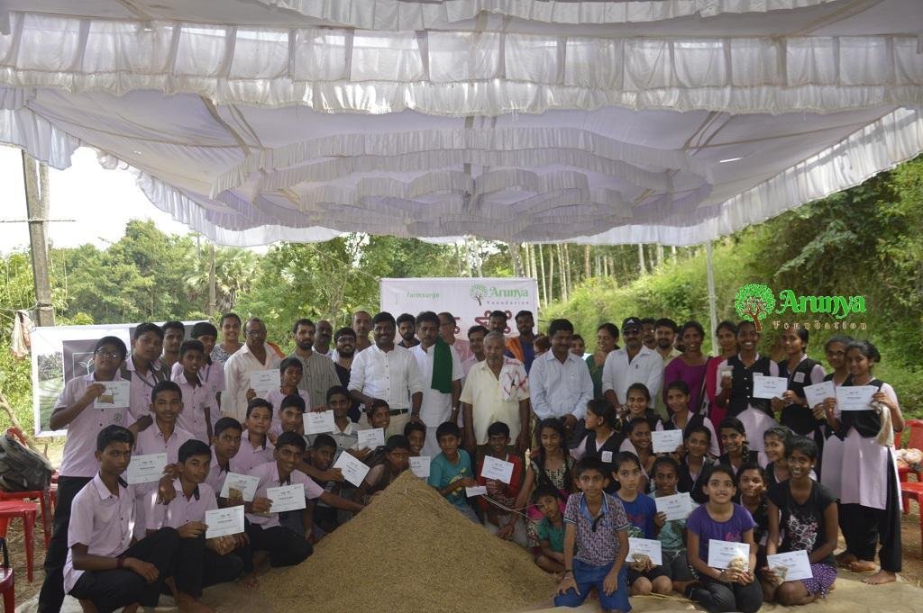 Group photo of Bhattada Thene workshop participants under the canopy