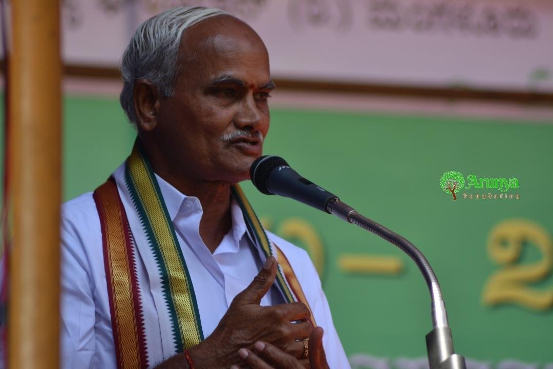 A farmer speaking at the microphone at Krishi Sangama 2018